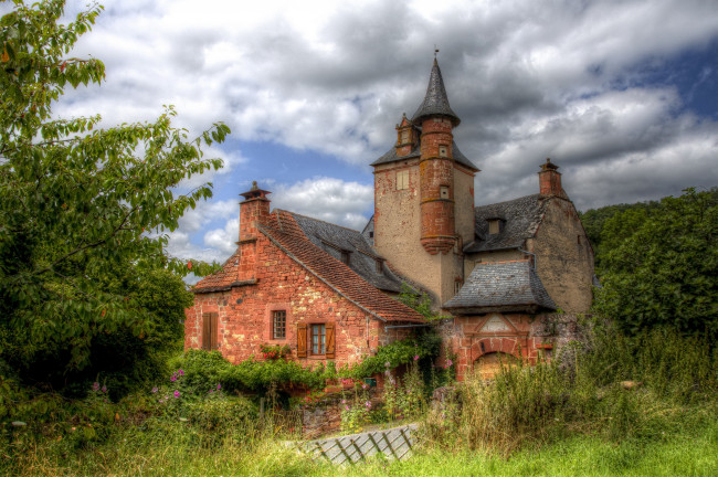 Обои картинки фото франция, лимузен, коллонж, ла, руж, города, здания, дома, деревья, дом, кусты, облака