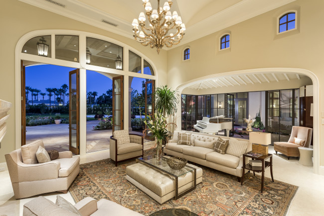 Обои картинки фото интерьер, гостиная, окна, люстра, диваны