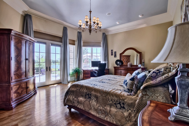 Обои картинки фото интерьер, спальня, люстра, кровати, шторы, шкаф