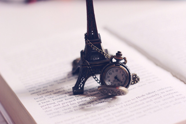 Обои картинки фото разное, Часы, часовые, механизмы, книга, часы, эйфелева, башня
