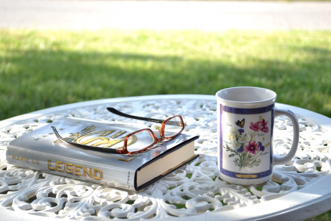 Обои картинки фото разное, канцелярия, книги, очки, чашка, книга