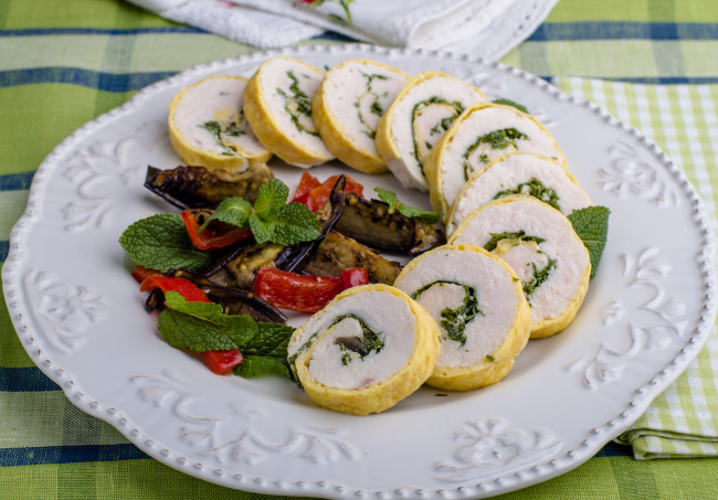 Обои картинки фото еда, мясные, блюда, овощи, куриный, рулет