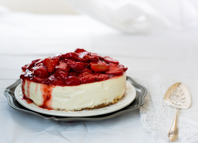 Обои картинки фото еда, торт, только, клубника