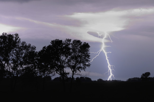 Обои картинки фото природа, молния,  гроза, небо, облака, тучи, вечер, разряд