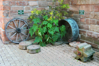 Картинка города -+памятники +скульптуры +арт-объекты утварь камни парк старый кабардинка зелень стена хозяйственная