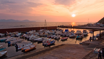 Картинка корабли порты+ +причалы яхты катера набережная стоянка море горы солнце закат