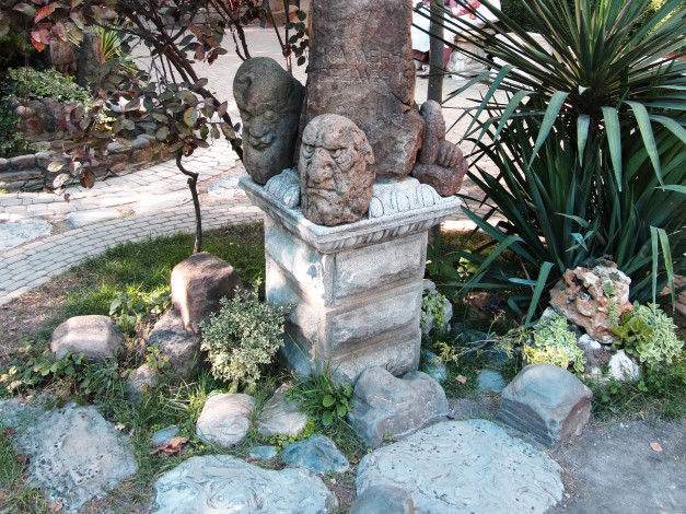 Обои картинки фото города, - памятники,  скульптуры,  арт-объекты, трава, камни, парк, старый, кабардинка