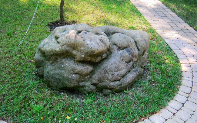 Обои картинки фото города, - памятники,  скульптуры,  арт-объекты, камни, трава, старый, парк, кабардинка