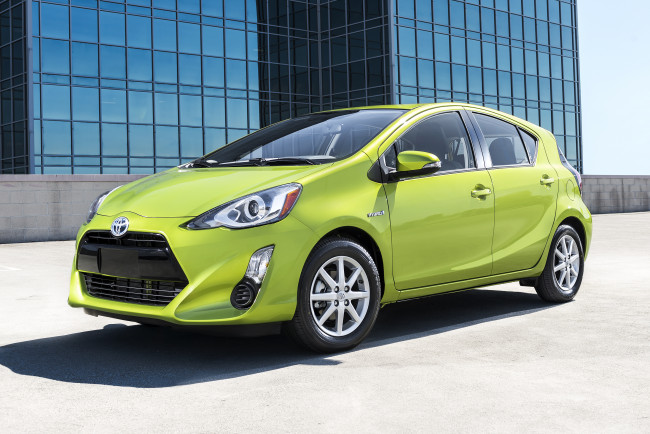 Обои картинки фото автомобили, toyota, prius, c, 2015, г, зеленый