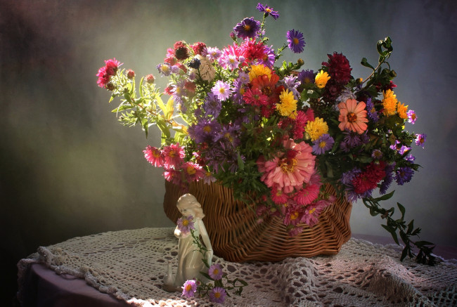 Обои картинки фото цветы, букеты,  композиции, букет, корзина, астры, цинния, очень, статуэтка, девочка