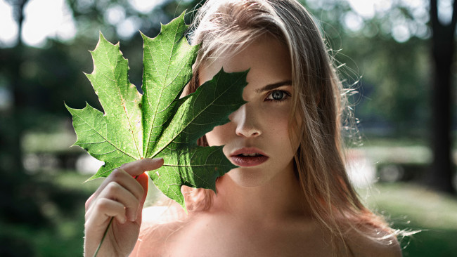 Обои картинки фото девушки, -unsort , лица,  портреты, зеленый, клен, лист, лицо, блондинка