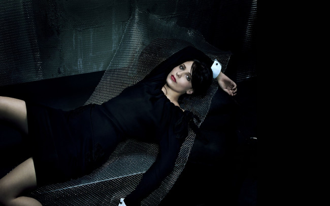 Обои картинки фото девушки, sarah michelle gellar, платье, брюнетка, актриса, сара, мишель, геллар, сетка, гамак