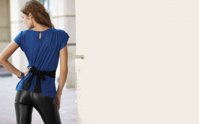 Обои картинки фото девушки, sarah mutch, бант, блузка, штаны, спина, модель