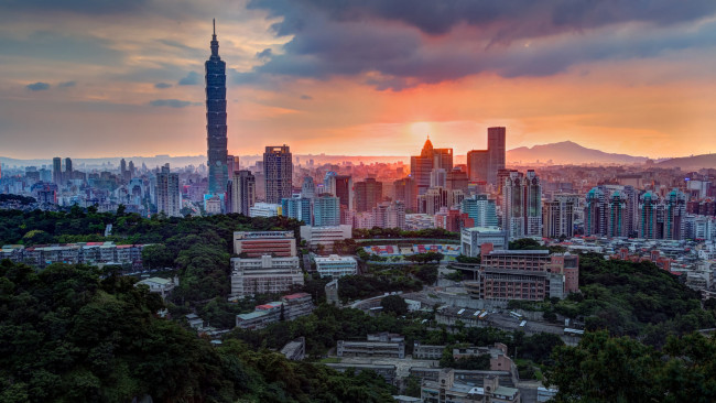 Обои картинки фото города, тайбэй , тайвань,  китай, горизонт, тайбэй, мегаполис, улицы, дымка, панорама, вечер, небоскребы, даль, дома, высота, башня, здания, вид, растительность, холмы, розовый, город, горы, закат, свет, деревья
