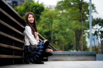 Картинка девушки -+азиатки юбка шарф поза