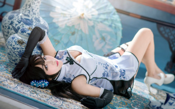 Картинка девушки -+азиатки вазы зонт заколки перчатки поза