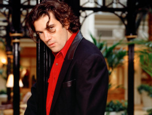 Картинка мужчины antonio+banderas актер пиджак ограда