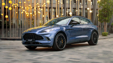 Картинка aston+martin+dbx автомобили aston+martin синий здание фонари