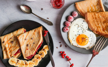 Картинка еда разное блинчики глазунья бананы малина завтрак