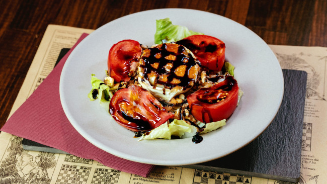 Обои картинки фото еда, салаты,  закуски, салат, помидоры, козий, сыр, соус