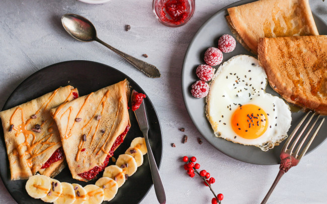 Обои картинки фото еда, разное, блинчики, глазунья, бананы, малина, завтрак