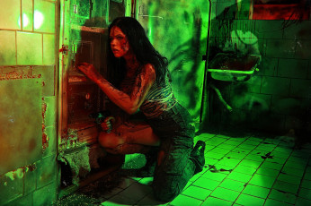 Картинка девушки алиса+арефьева образ косплей наряд грязь кровь тельняшка пистолет подвал