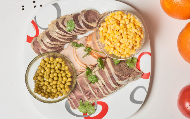 Обои картинки фото еда, мясные блюда, горошек, зелень, кукуруза, отварной, язык, буженина