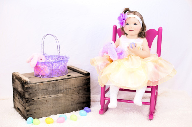 Обои картинки фото разное, дети, девочка, ребенок, платье, стул, ящик, корзинка, кролики, яйца