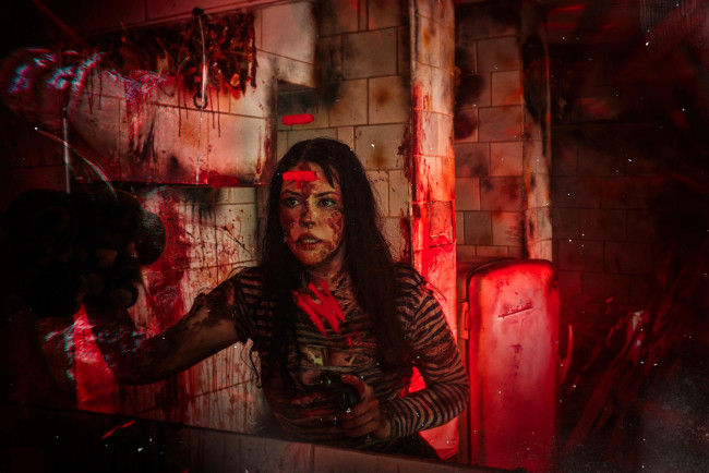 Обои картинки фото девушки, алиса арефьева, образ, косплей, наряд, грязь, кровь, тельняшка, зеркало, отражение, холодильник