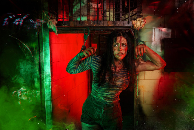 Обои картинки фото девушки, алиса арефьева, образ, косплей, наряд, грязь, кровь, тельняшка, наручники