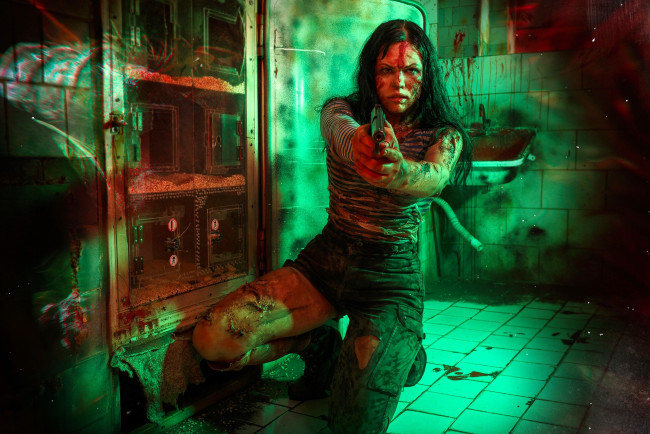 Обои картинки фото девушки, алиса арефьева, образ, косплей, наряд, грязь, кровь, тельняшка, штаны, пистолет, подвал