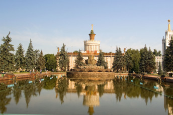 Картинка города фонтаны павильоны ели небо