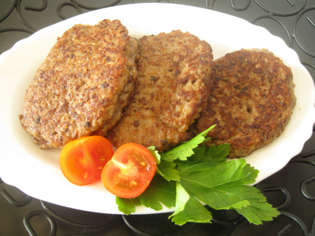 Обои картинки фото автор, varvarra, еда, вторые, блюда, петрушка, котлеты, тарелка, помидоры, томаты