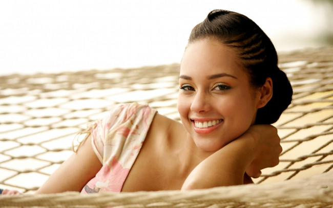 Обои картинки фото музыка, alicia, keys, гамак, девушка, улыбка