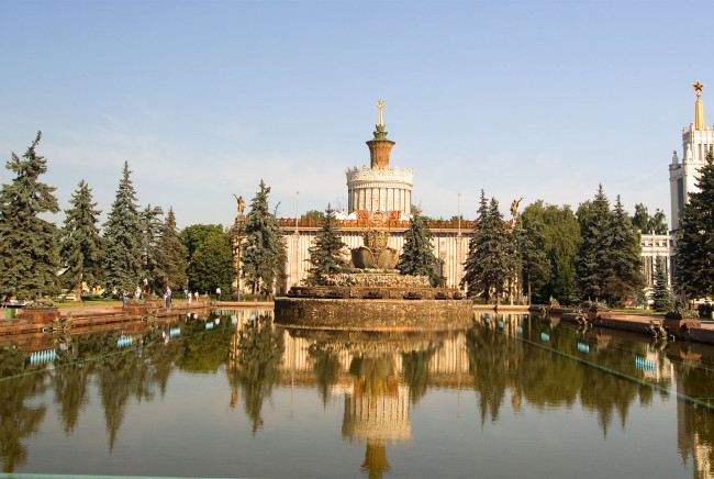 Обои картинки фото города, фонтаны, павильоны, ели, небо