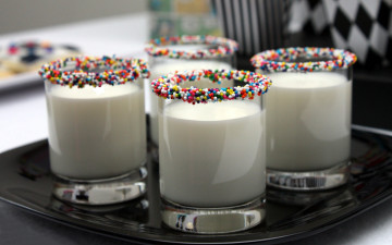 Картинка еда напитки стаканы молоко драже