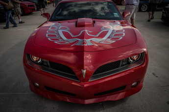 Картинка автомобили выставки уличные фото бампер