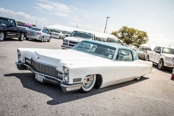 Картинка автомобили выставки уличные фото cadillac