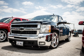 Картинка автомобили выставки уличные фото chevrolet