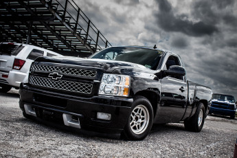 Картинка автомобили выставки уличные фото chevrolet