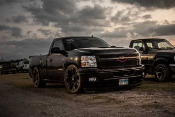 Картинка автомобили выставки уличные фото chevrolet