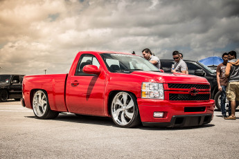 Картинка автомобили выставки уличные фото chevrolet