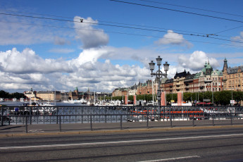 Картинка города стокгольм швеция город улица мост набережная река дома яхты облака фонарь