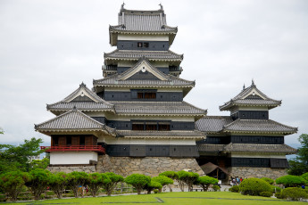 Картинка matsumoto castle города замки Японии газон лужайка парк деревья замок