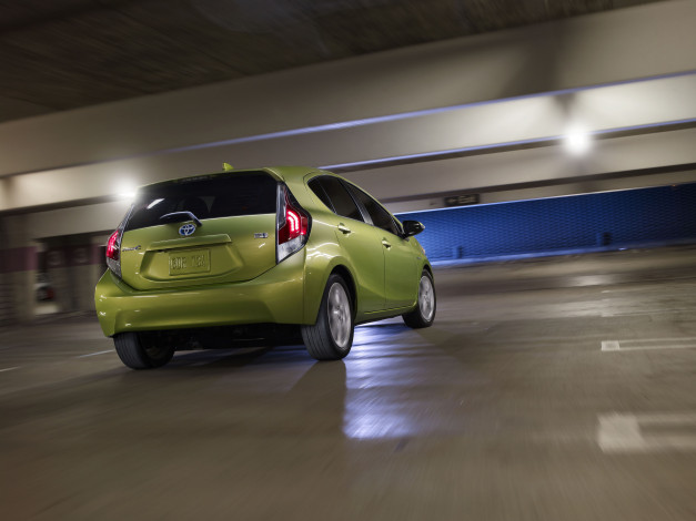 Обои картинки фото автомобили, toyota, 2015г, prius, c, зеленый