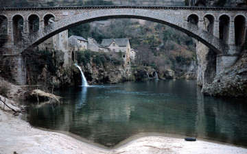 Картинка города -+мосты мост арка водопад река дома обрыв