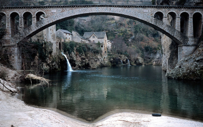 Обои картинки фото города, - мосты, мост, арка, водопад, река, дома, обрыв