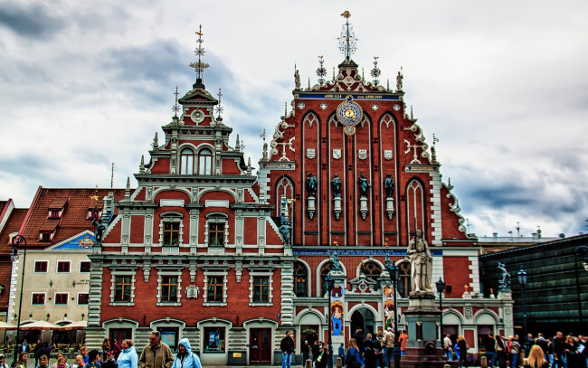 Обои картинки фото города, рига , латвия, памятник, люди, дома, рига, площадь