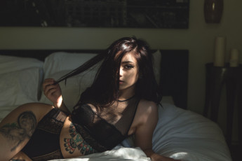 Картинка taylor+white девушки taylor white девушка модель брюнетка красотка макияж взгляд татуировка тату поза