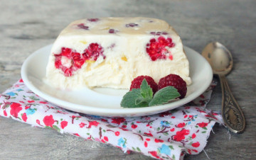 Картинка еда мороженое +десерты ягоды десерт тарелка мята малина ложка